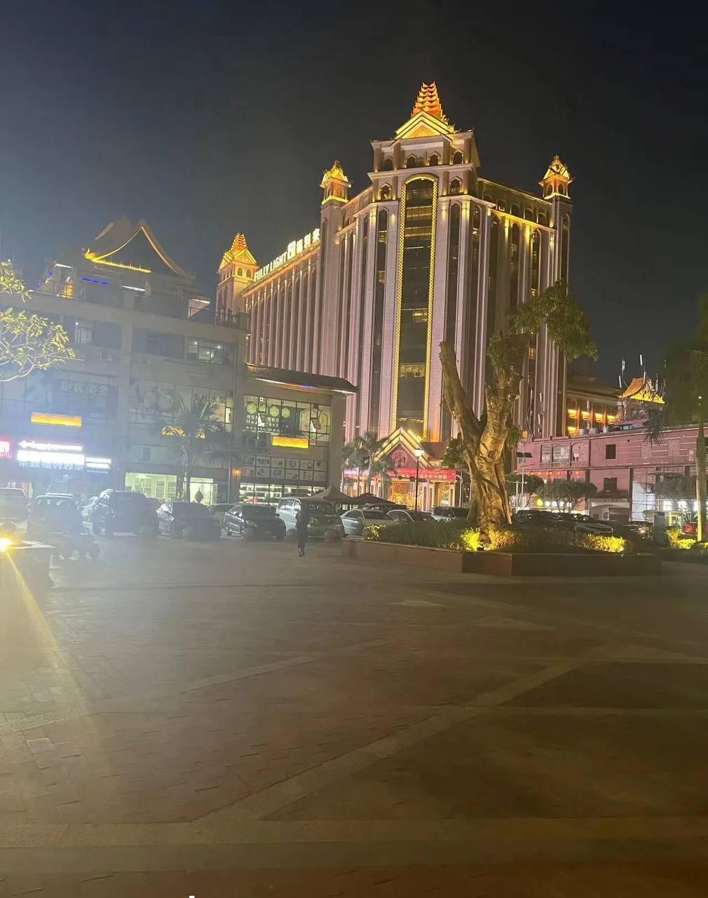果博福布斯酒店客房专题-落地窗与城市天际线